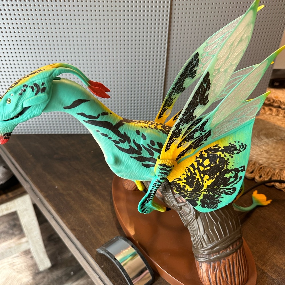 Pandora – The World of Avatar Interactive Banshee Toy green/yellow with perch. - Picture 2 of 6